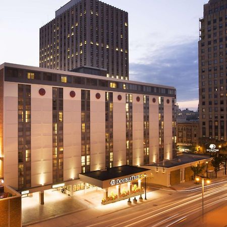 Hotel Doubletree By Hilton Milwaukee Downtown Exterior foto