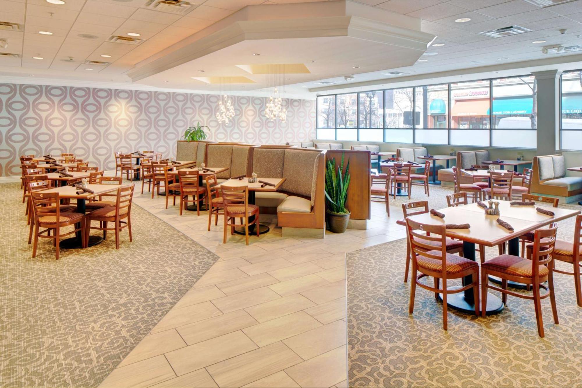 Hotel Doubletree By Hilton Milwaukee Downtown Exterior foto