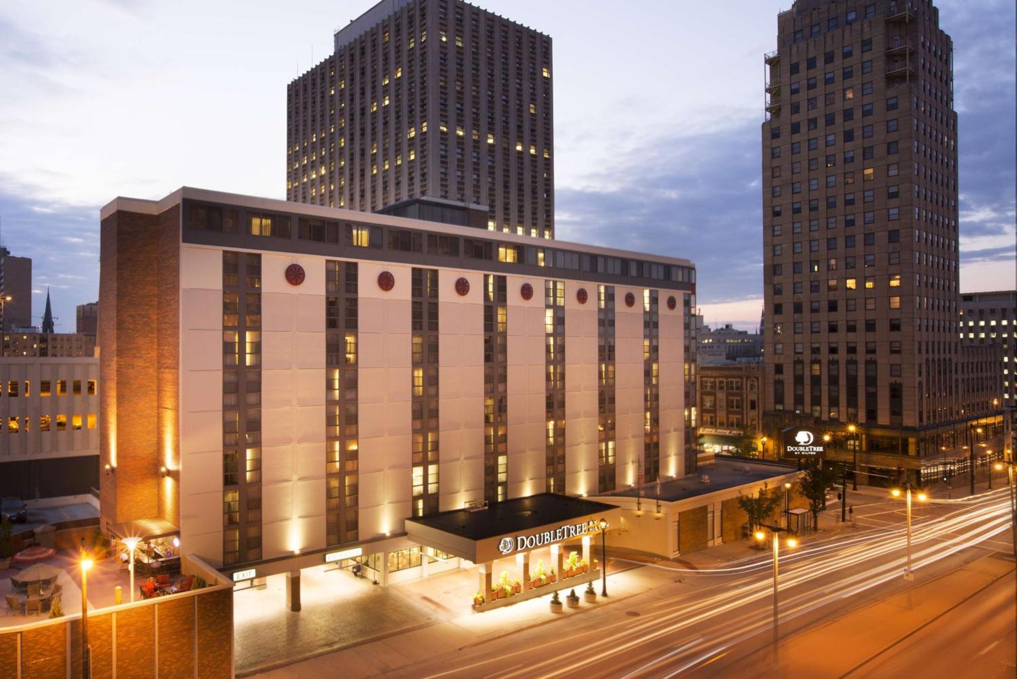 Hotel Doubletree By Hilton Milwaukee Downtown Exterior foto
