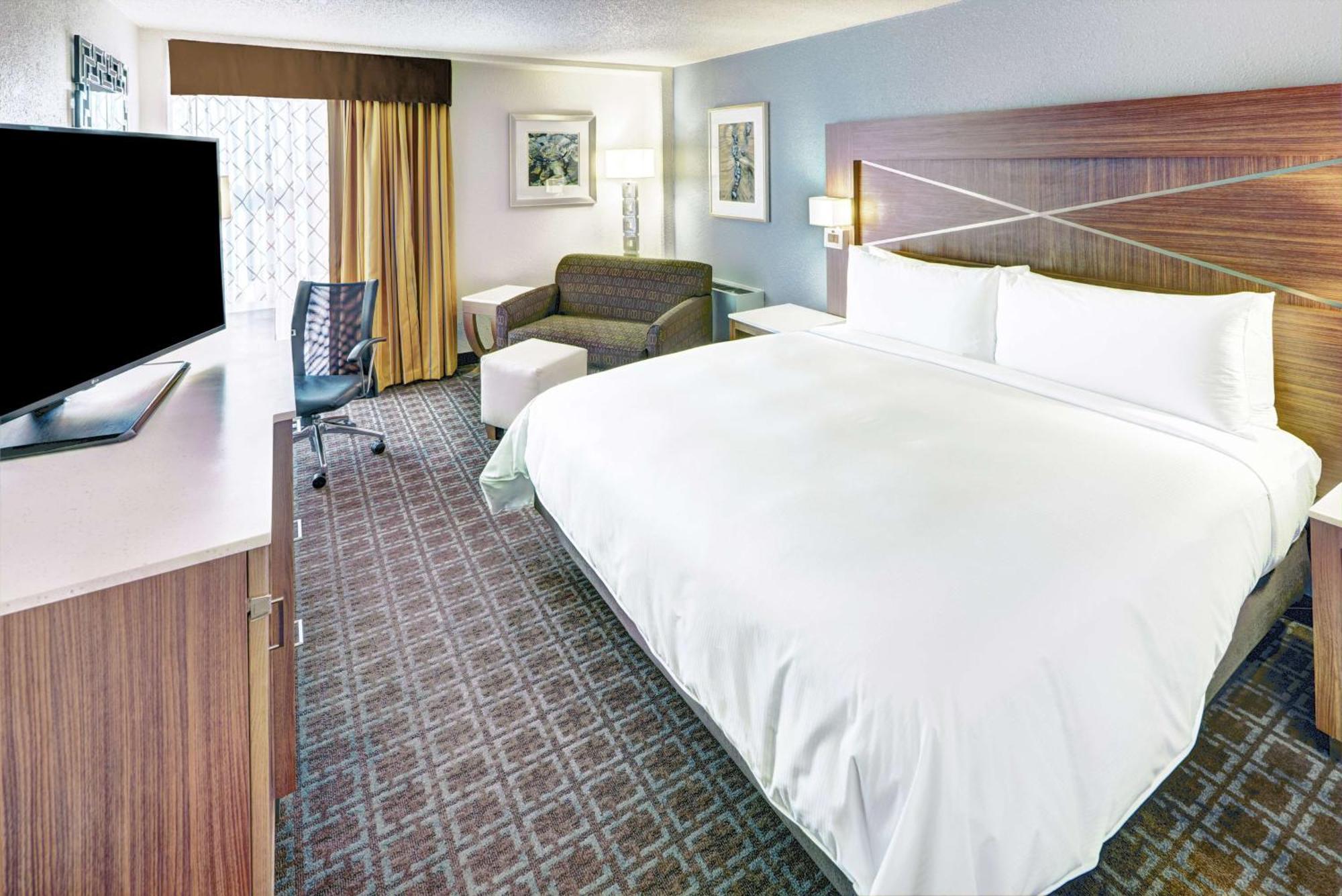 Hotel Doubletree By Hilton Milwaukee Downtown Exterior foto