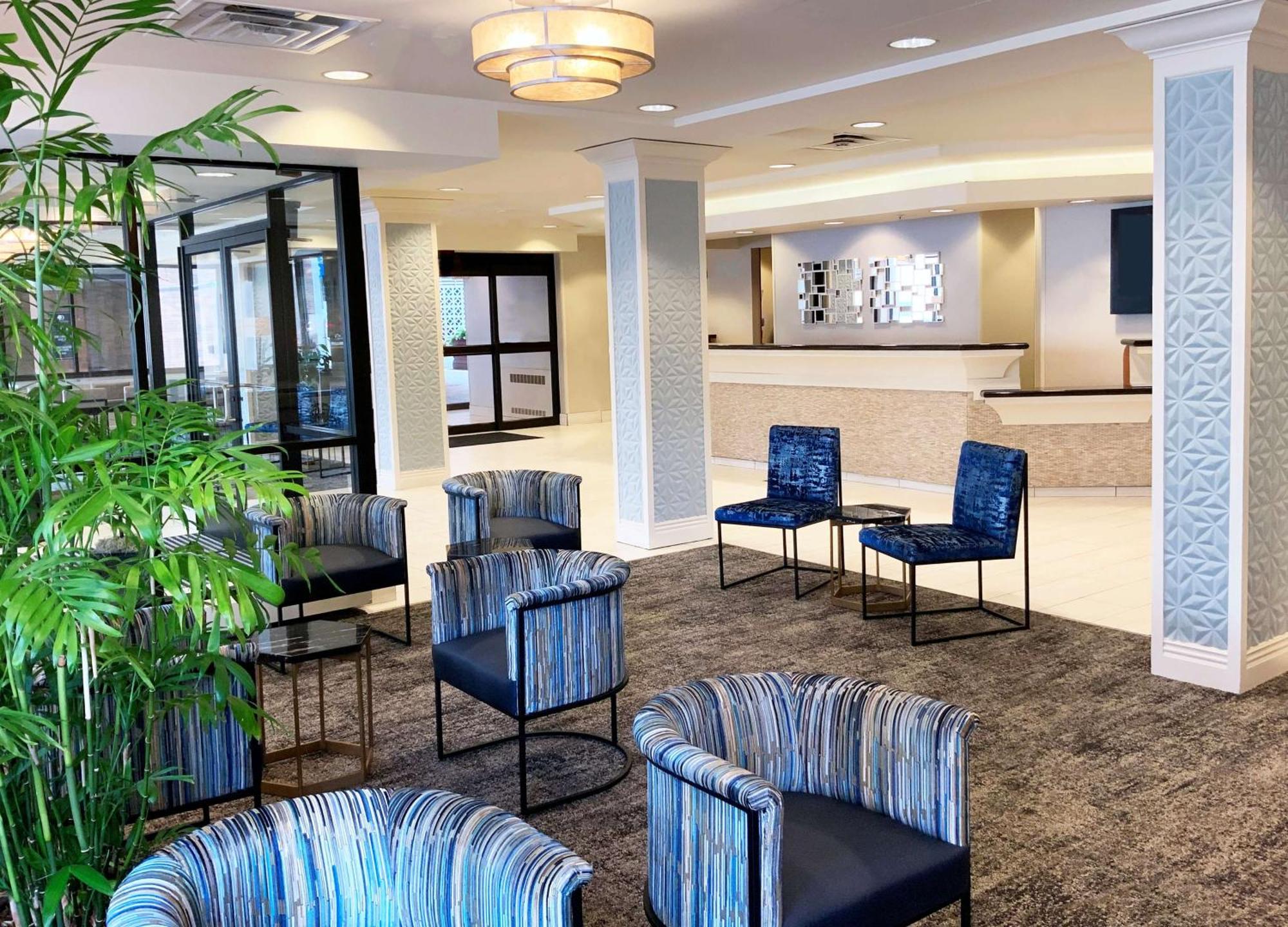 Hotel Doubletree By Hilton Milwaukee Downtown Exterior foto