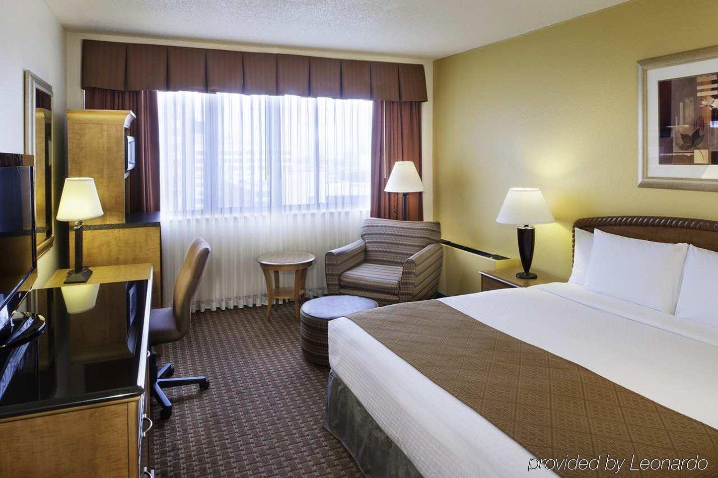 Hotel Doubletree By Hilton Milwaukee Downtown Exterior foto