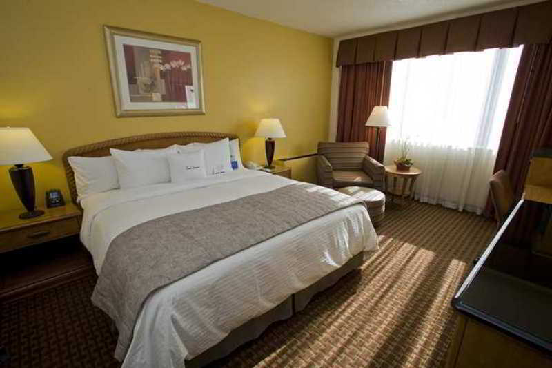 Hotel Doubletree By Hilton Milwaukee Downtown Exterior foto