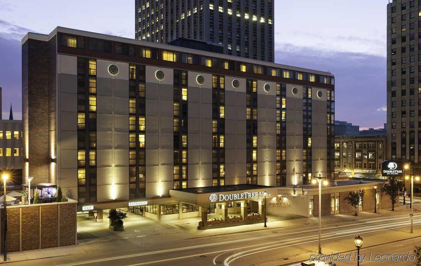 Hotel Doubletree By Hilton Milwaukee Downtown Exterior foto